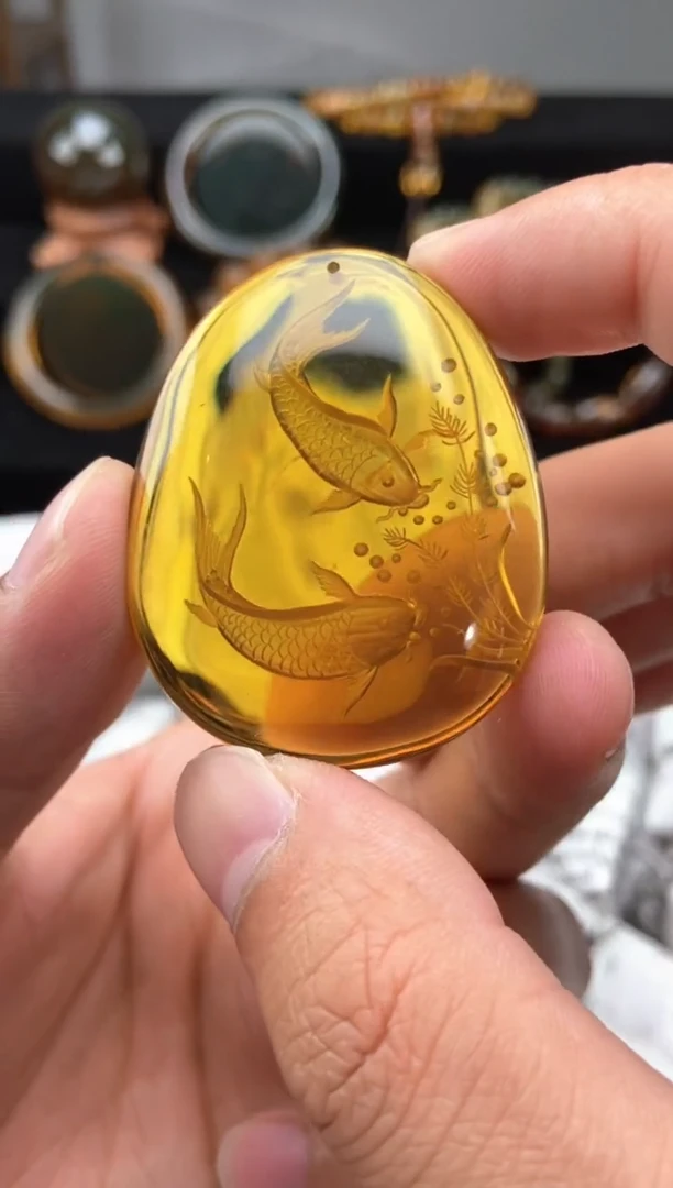 未镶嵌颈饰琥珀阴雕连年有鱼吊坠