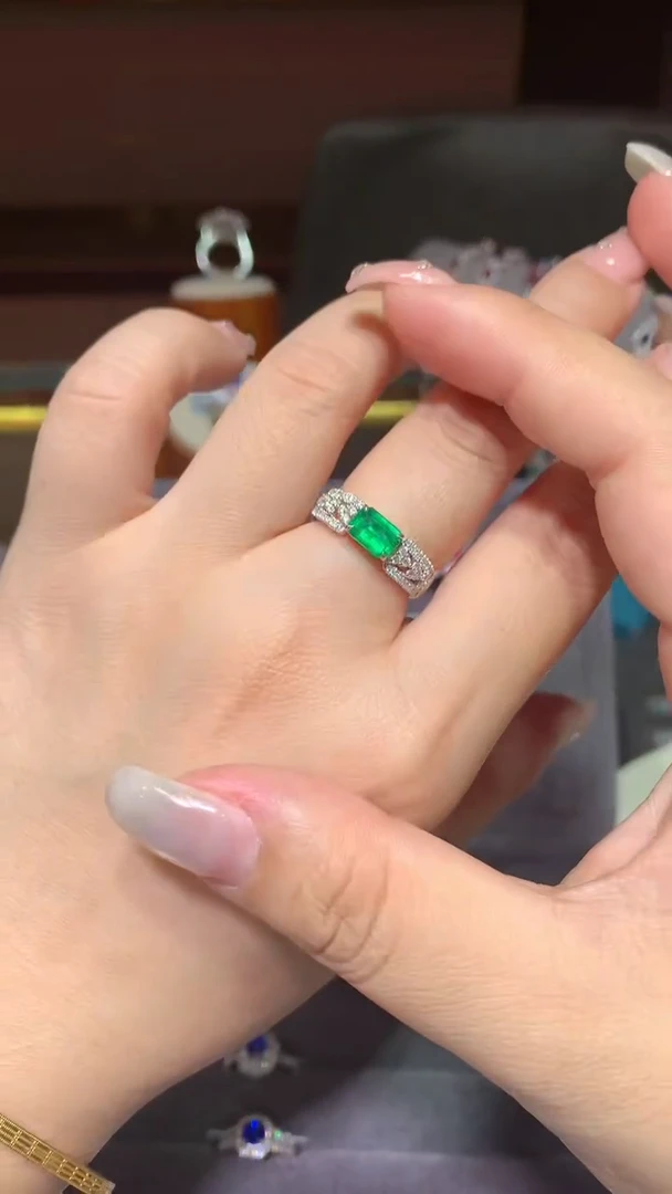 18K金镶嵌戒指祖母绿0.9ct