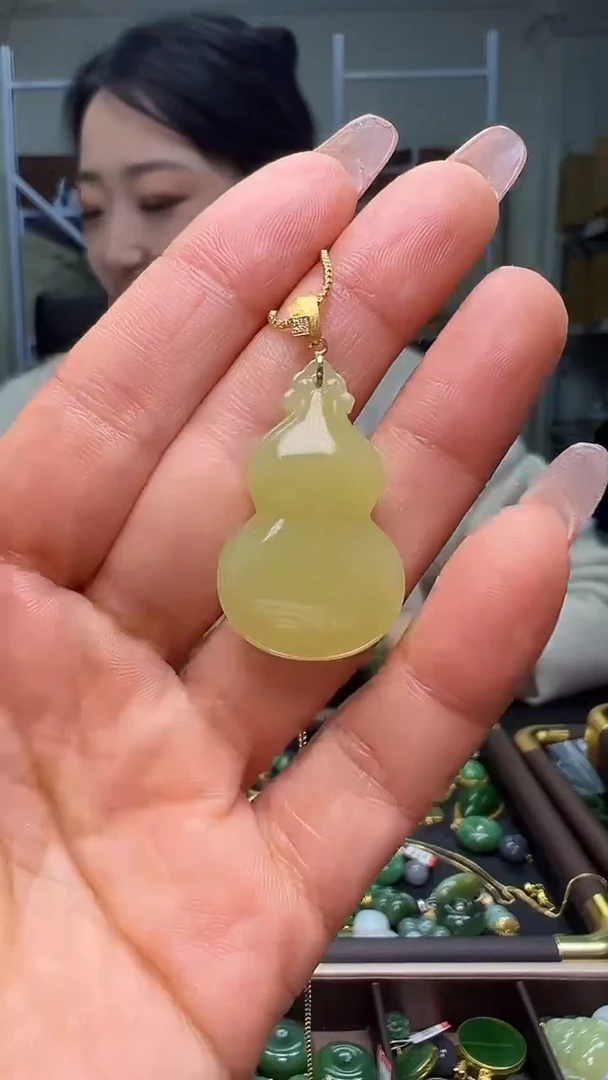 颈饰18K金镶嵌和田玉（多样性发货.发其一)1.03.112