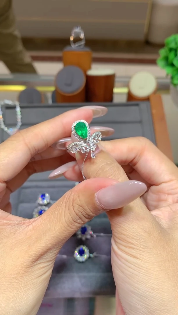祖母绿戒指18K金镶嵌1.01CT