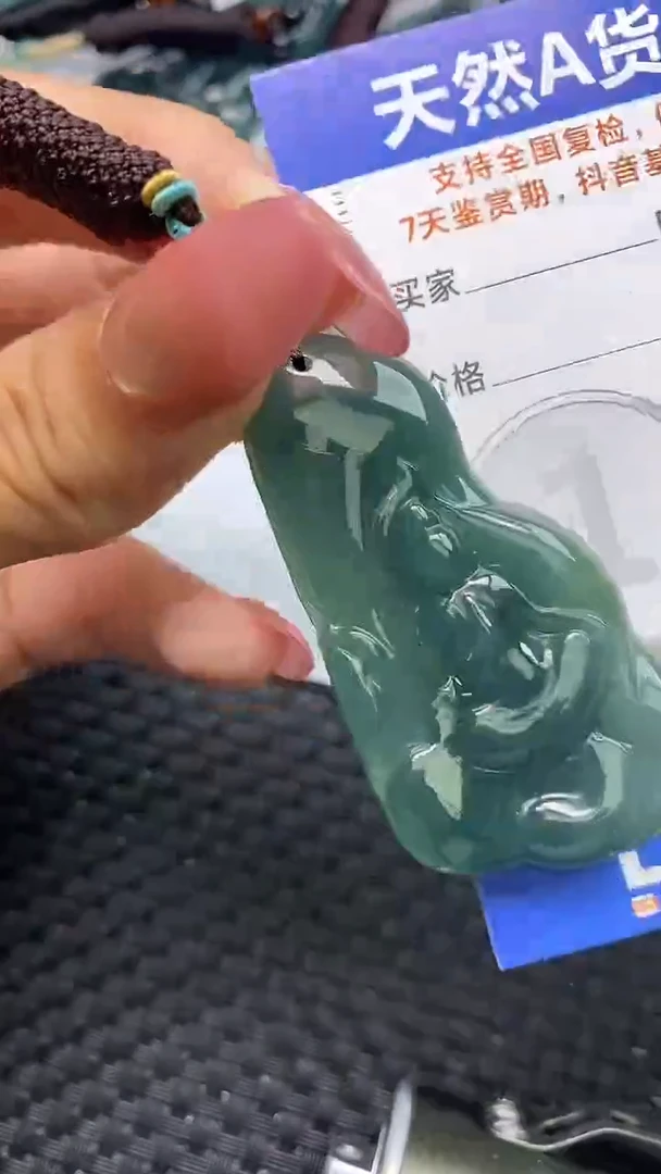 翡翠未镶嵌颈饰    2215