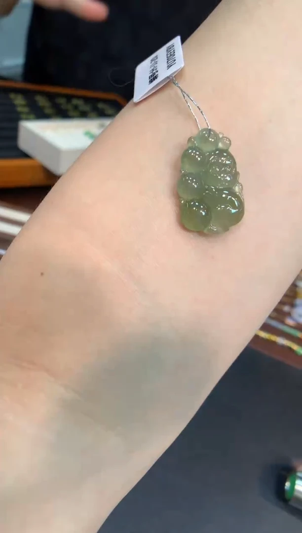 翡翠未镶嵌颈饰猴猴