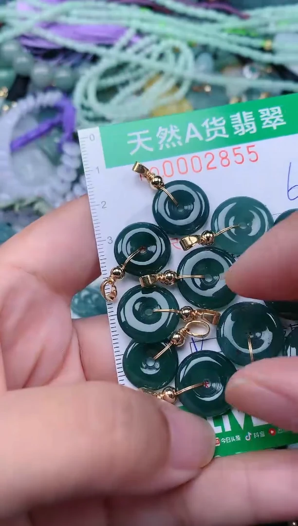 翡翠未镶嵌颈饰.0002855多样性发其中之一