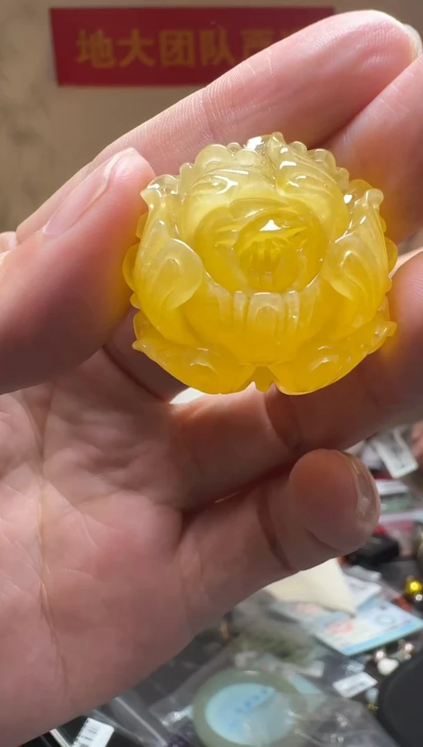 琥珀吊坠(不含链)未镶嵌俄料鸡油黄蜜蜡雕刻牡丹花吊坠