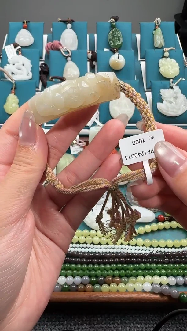 颈饰未镶嵌和田玉手牌 PP