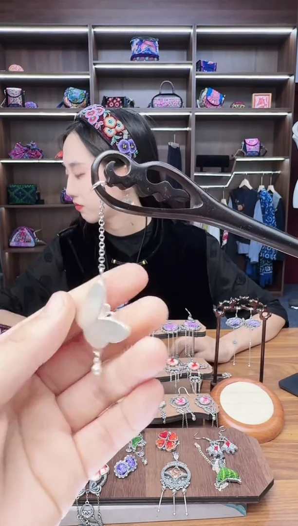 织绣93蒙阿苏苗绣传承店
