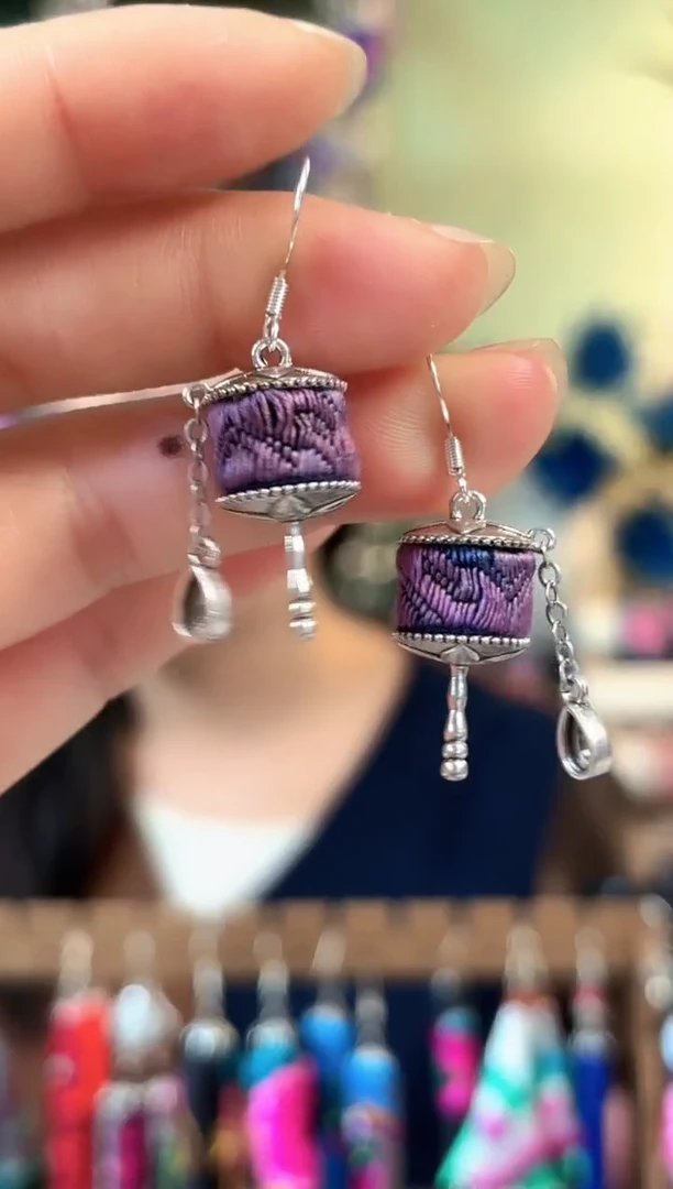 彩云南阁非遗老绣饰品539