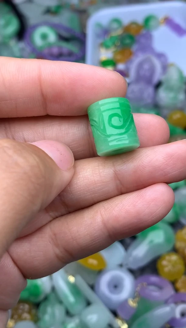 颈饰未镶嵌翡翠天然缅甸翡翠吊坠
