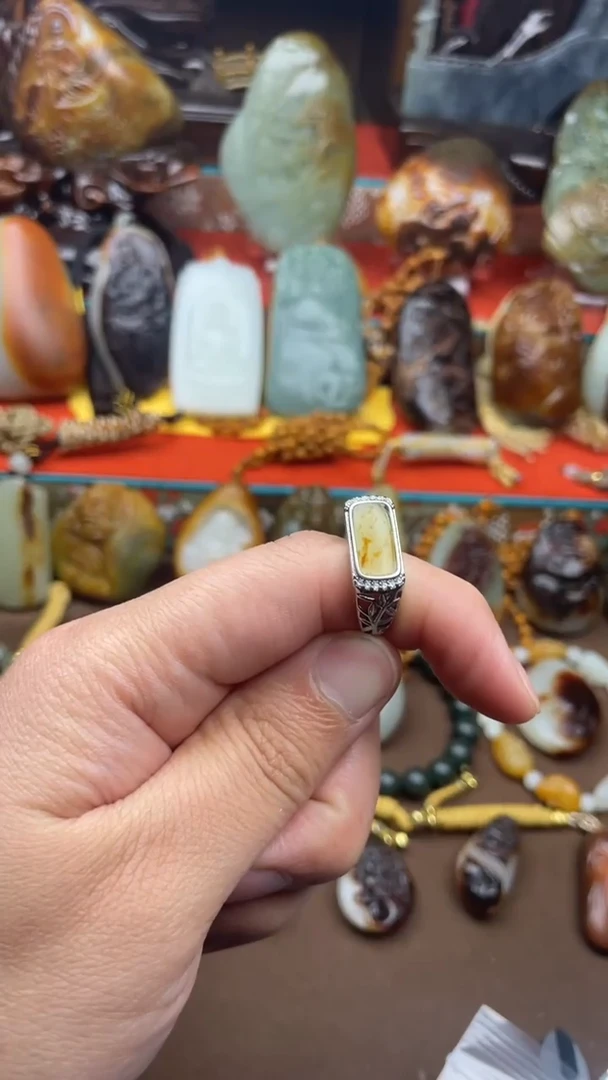 未镶嵌戒指和田玉小*?和田玉戒指不退