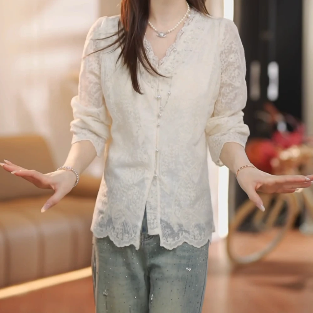 B镂空勾花喇叭袖蕾丝衫女早春内搭花边领打底衫上衣