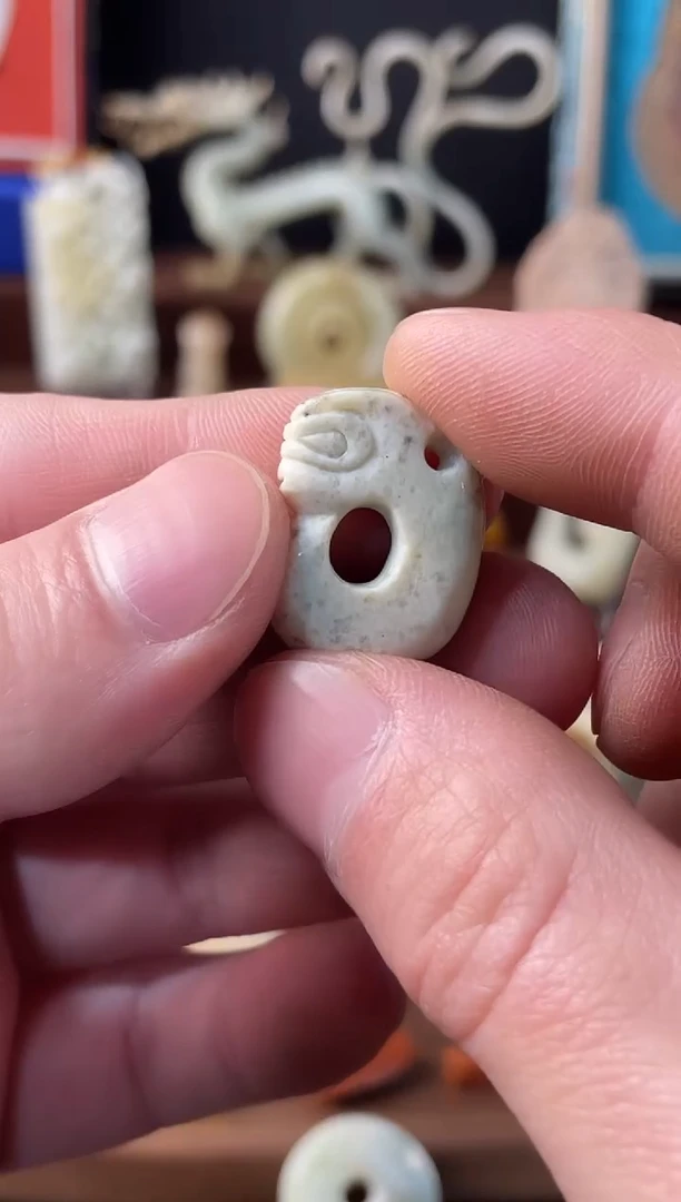 未镶嵌岫岩河磨玉（透闪石质玉）挂件沉**金龙