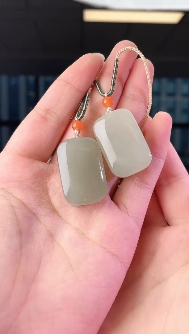 和田玉未镶嵌颈饰无事牌 多样性发其一