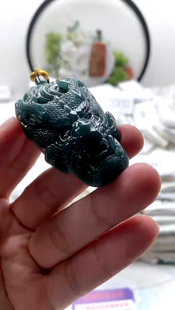 颈饰未镶嵌翡翠龙牌