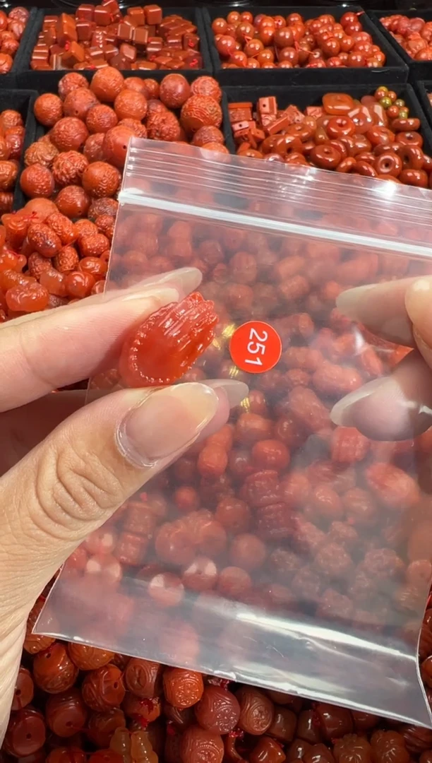 南红玛瑙未镶嵌颈饰1