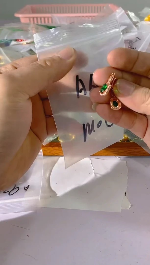 【闪购商品】水晶颈饰银S925镶嵌610红宝，蓝宝，多样性发一件赠链