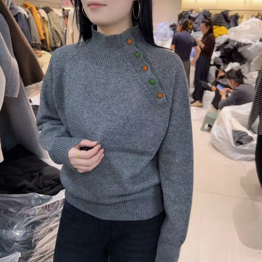 简约半高领斜扣设计感羊毛针织衫