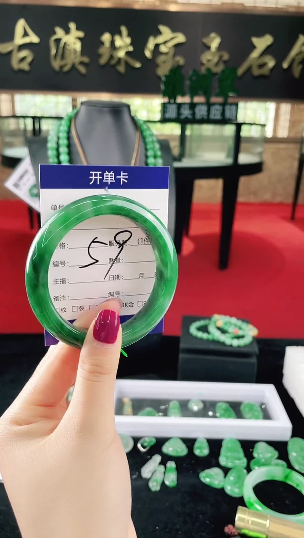 未镶嵌手镯石英质玉（非洲翠）微瑕，一经发货，运费不退介意勿拍
