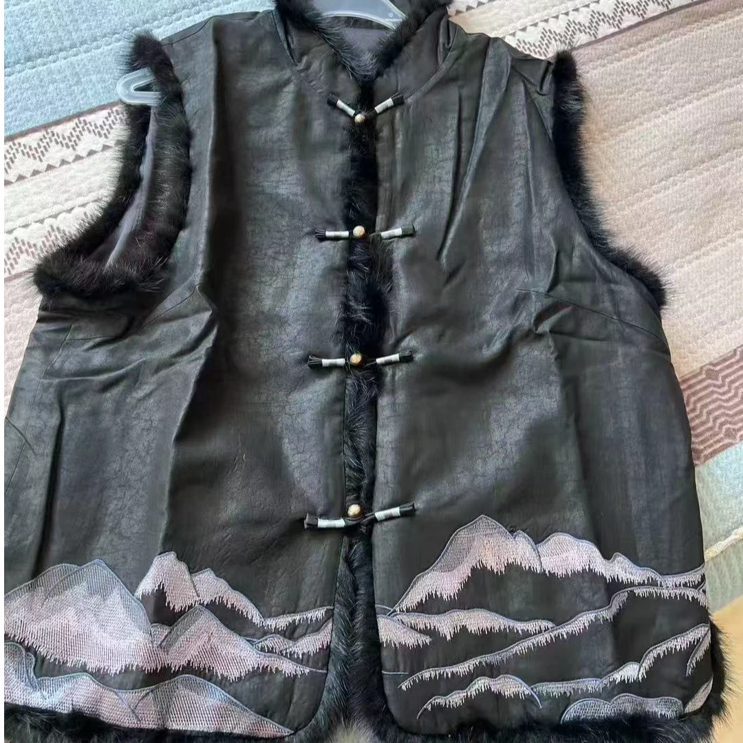 君   新中式风 21021 重工刺绣老料龟裂纹香云纱水貂马甲