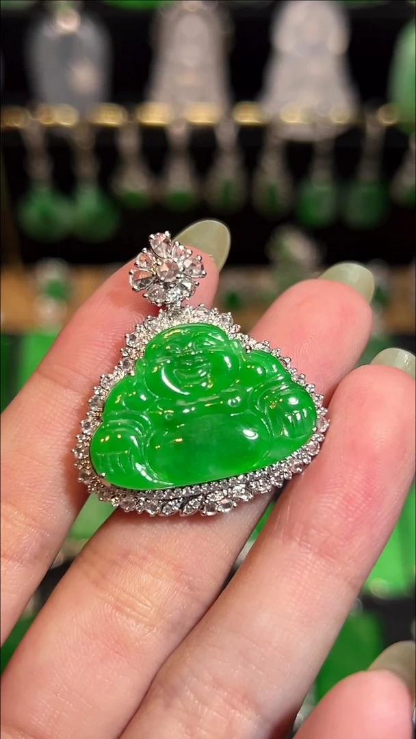 翡翠18K金镶嵌颈饰吊坠