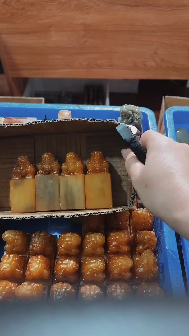 寿山石瑞*祥瑕疵不规则章带雕钮