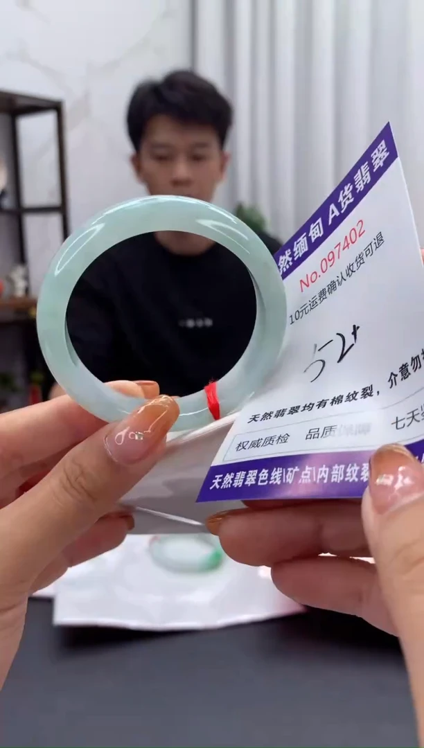 未镶嵌手镯翡翠有纹，完美者勿拍