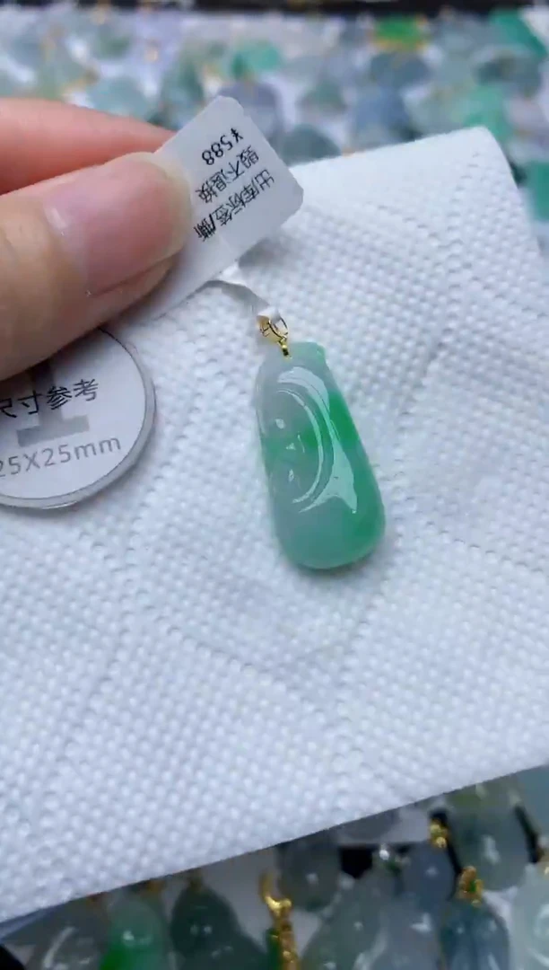 颈饰18K金镶嵌翡翠天然A货翡翠