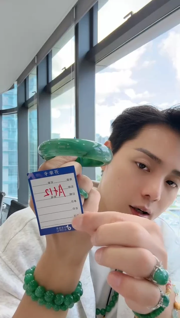 未镶嵌手镯石英质玉（非洲翠）62手镯孤品微瑕，介意慎拍