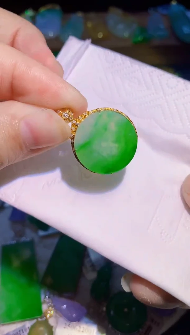 翡翠18K金镶嵌颈饰圆牌