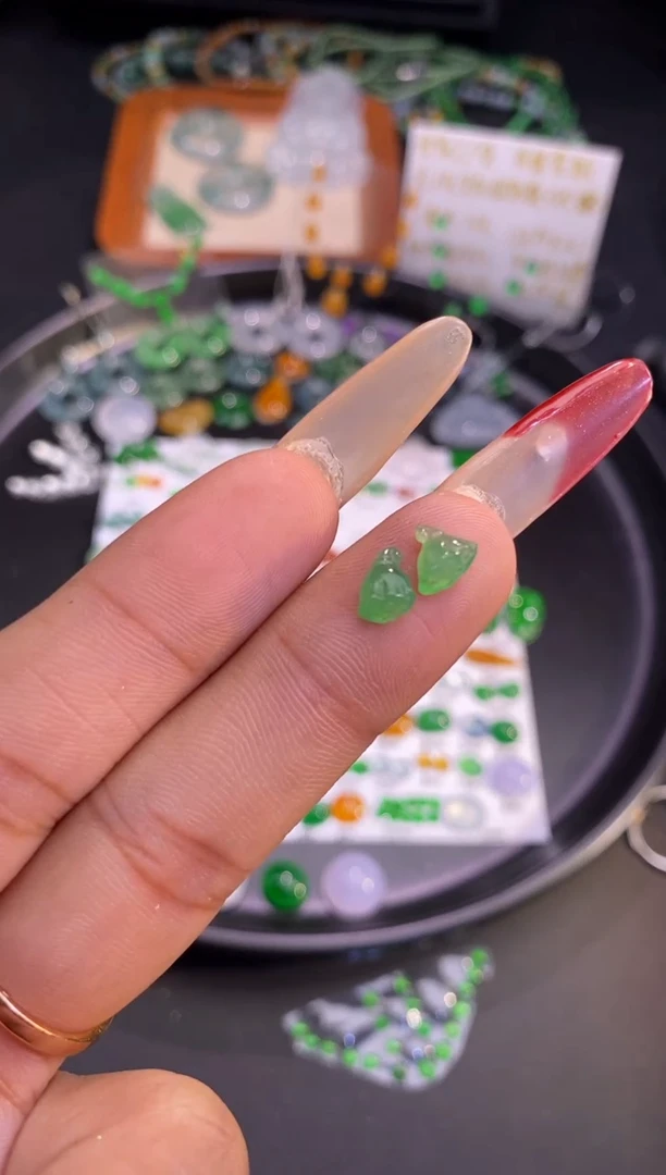 【闪购商品】翡翠挂件未镶嵌莲蓬