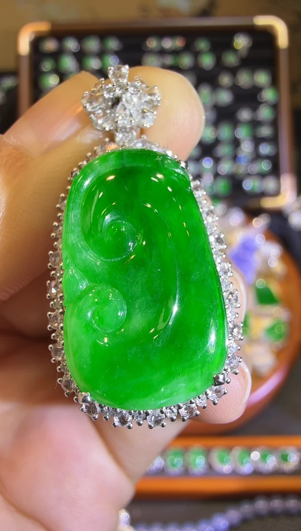 【闪购商品】翡翠吊坠(赠链)18K金镶嵌满绿阳绿如意