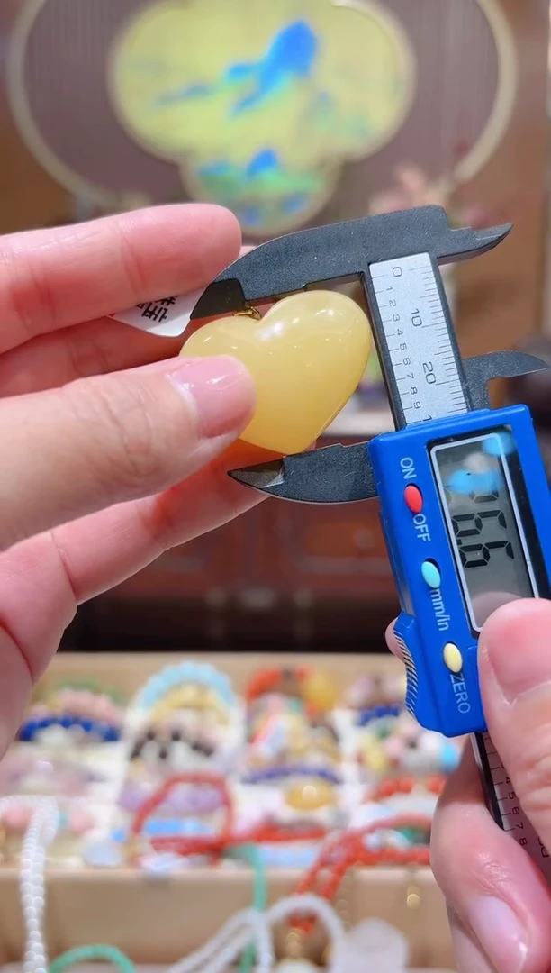 【闪购商品】蜜蜡颈饰18K金镶嵌爱心