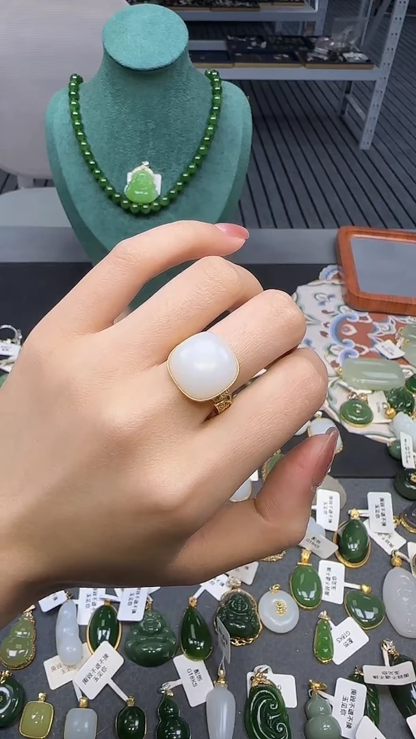 18K金镶嵌戒指和田玉1