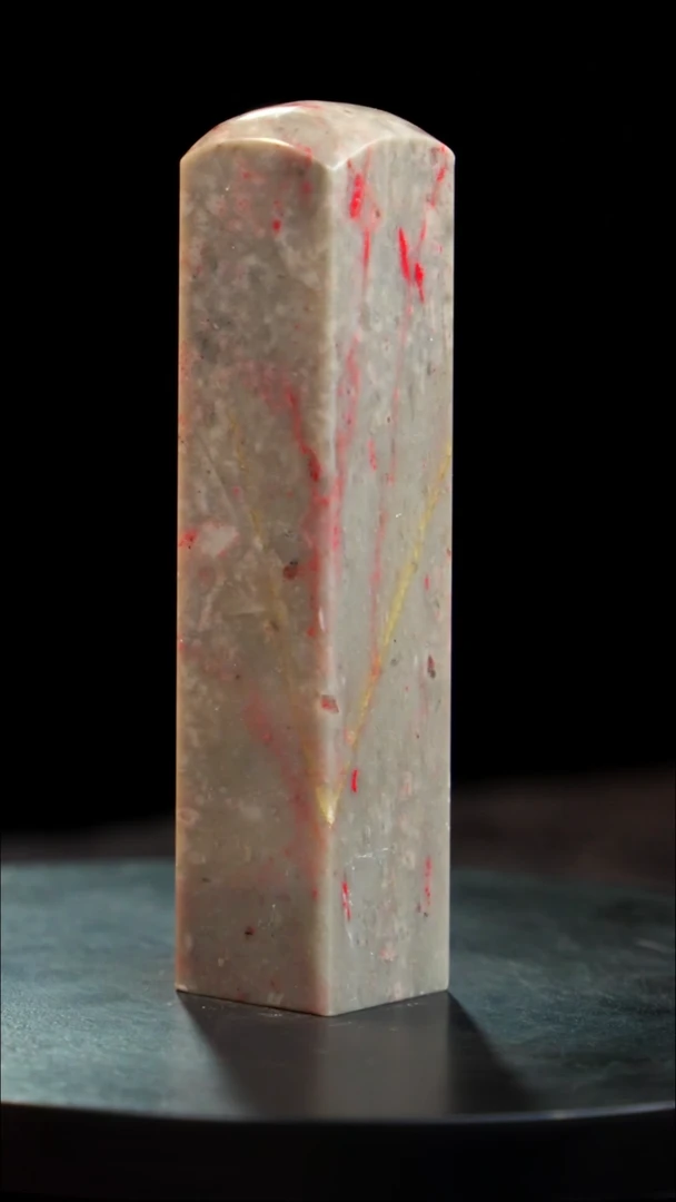 昌化石牛角冻鸡血石