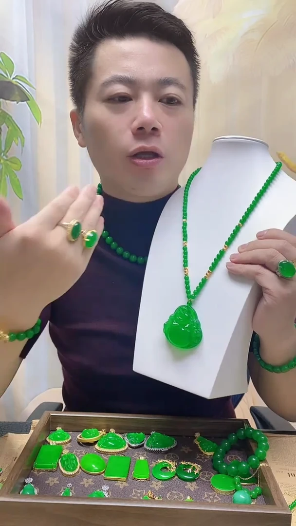 无非金属翠绿色吊坠