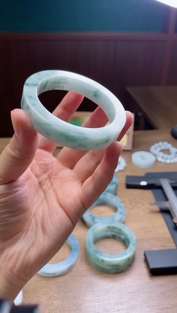 未镶嵌手镯定制翡翠花**洒定制