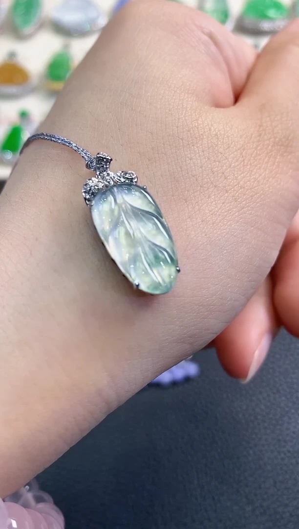 翡翠18K金镶嵌吊坠(不含链)春日珠宝 B16