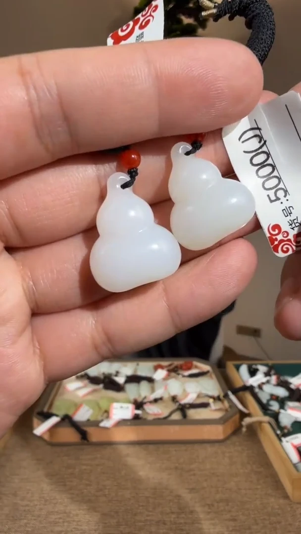 颈饰未镶嵌和田玉多样性发货发其中一件J