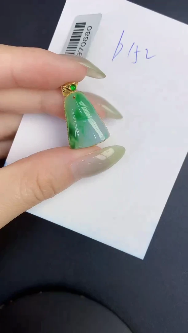 翡翠18K金镶嵌颈饰缅甸天然翡翠A货