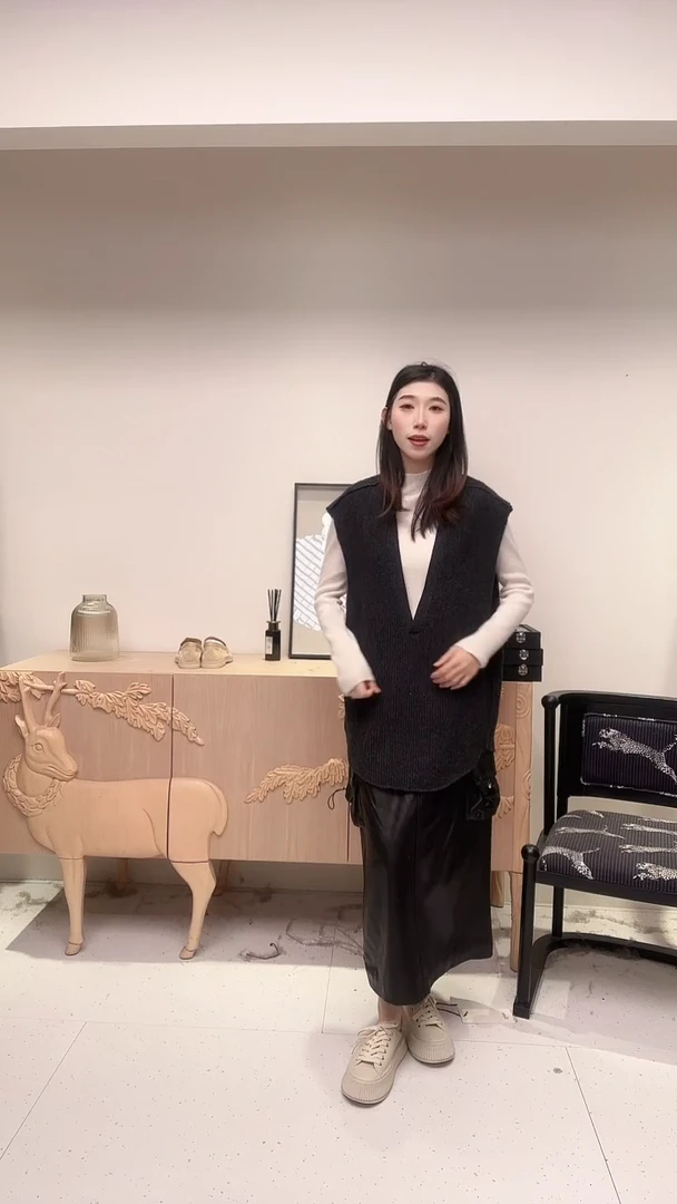 墨色深V羊毛马甲
