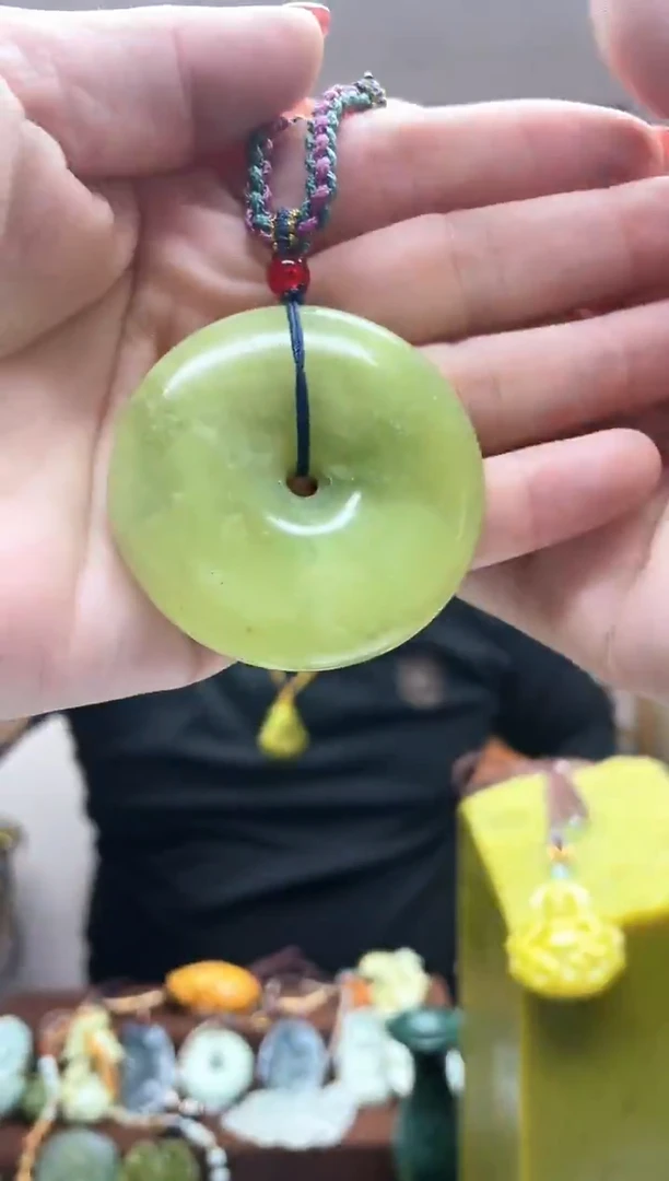 未镶嵌岫玉吊坠··