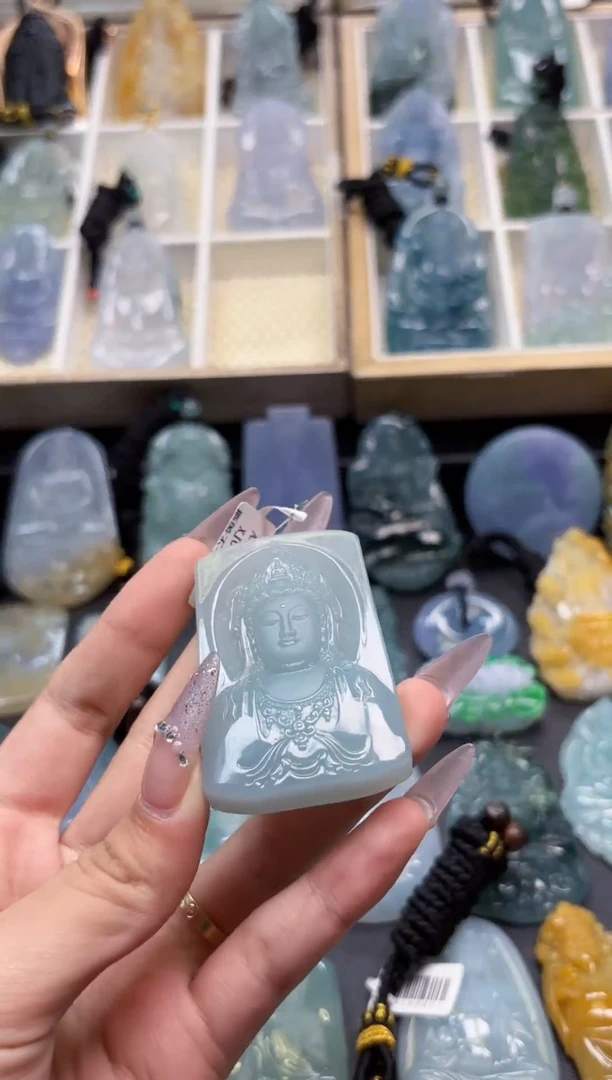 翡翠未镶嵌颈饰观音