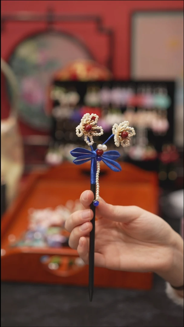 刺绣非遗绒花饰品