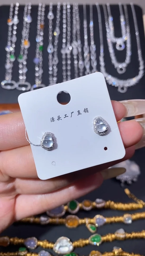 颈饰18K金镶嵌翡翠耳饰