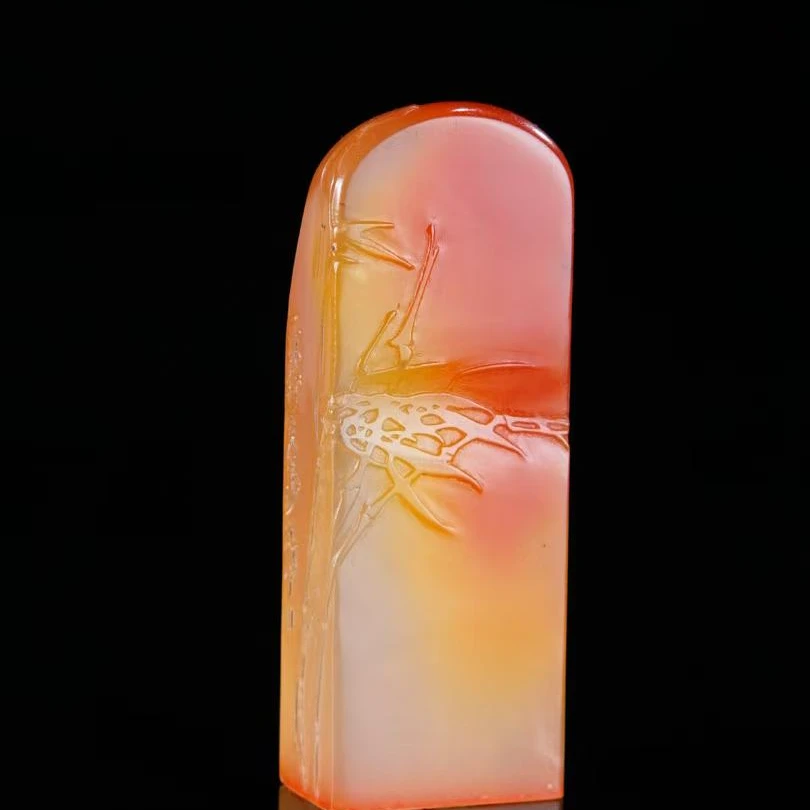 lot028-林文举作寿山红黄白荔枝石印章 墨竹21.7*13*58.6mm