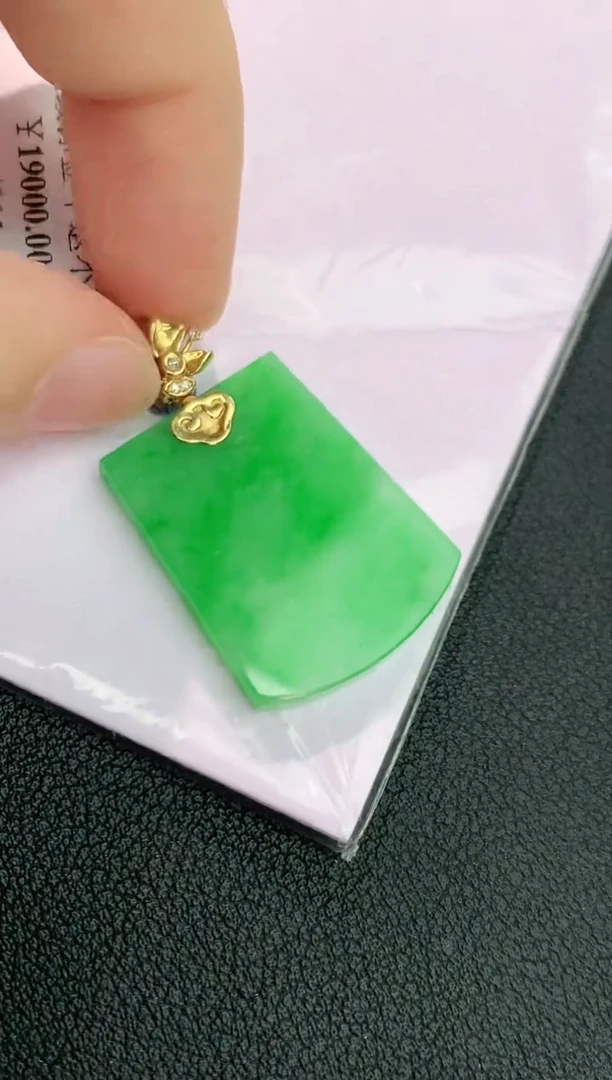 颈饰18K金镶嵌翡翠赠礼盒证书 丁丁