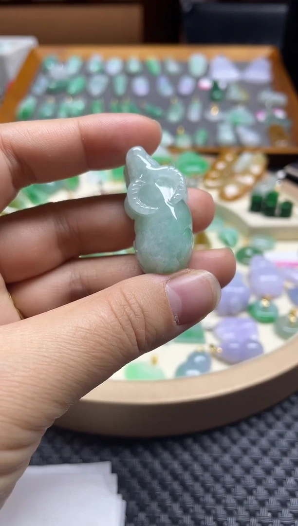 【闪购商品】翡翠颈饰未镶嵌牛