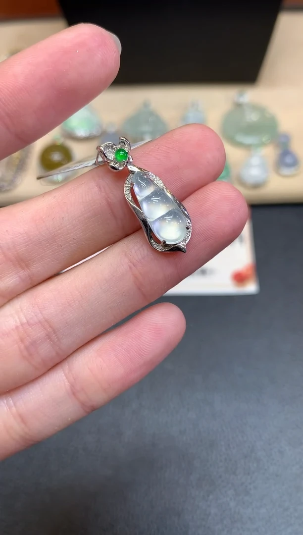 【闪购商品】翡翠颈饰18K金镶嵌福豆【无服务费】