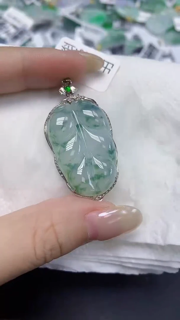翡翠18K金镶嵌颈饰天然缅甸翡翠A货