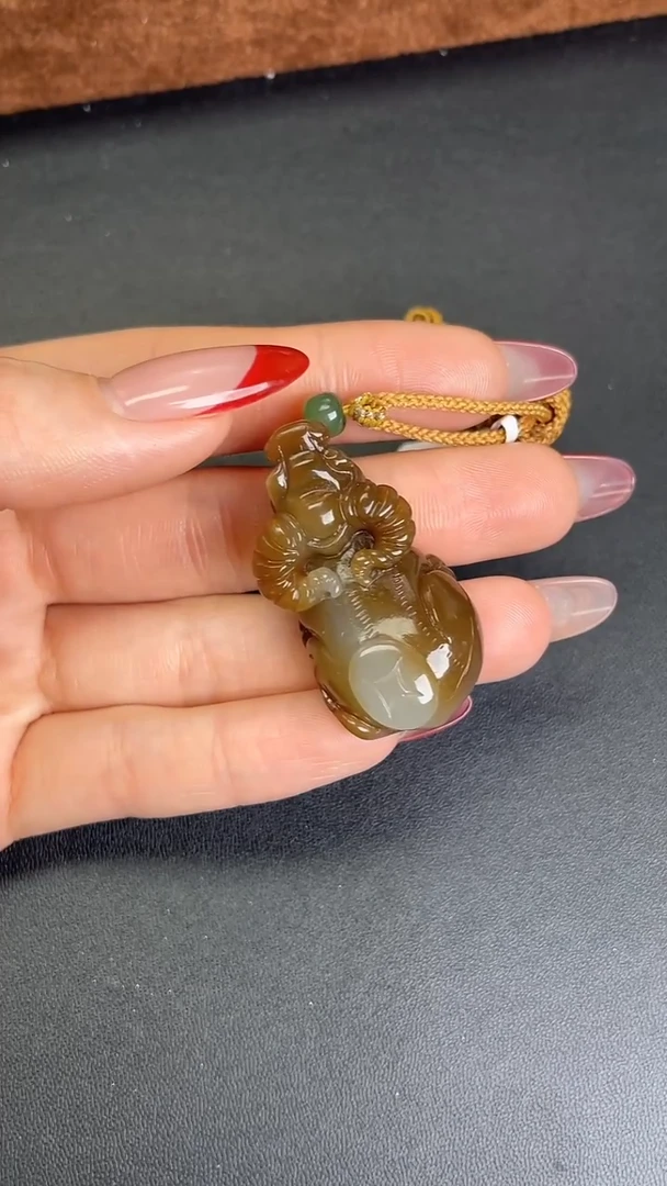 颈饰未镶嵌和田玉706049#双色背背牛吊坠