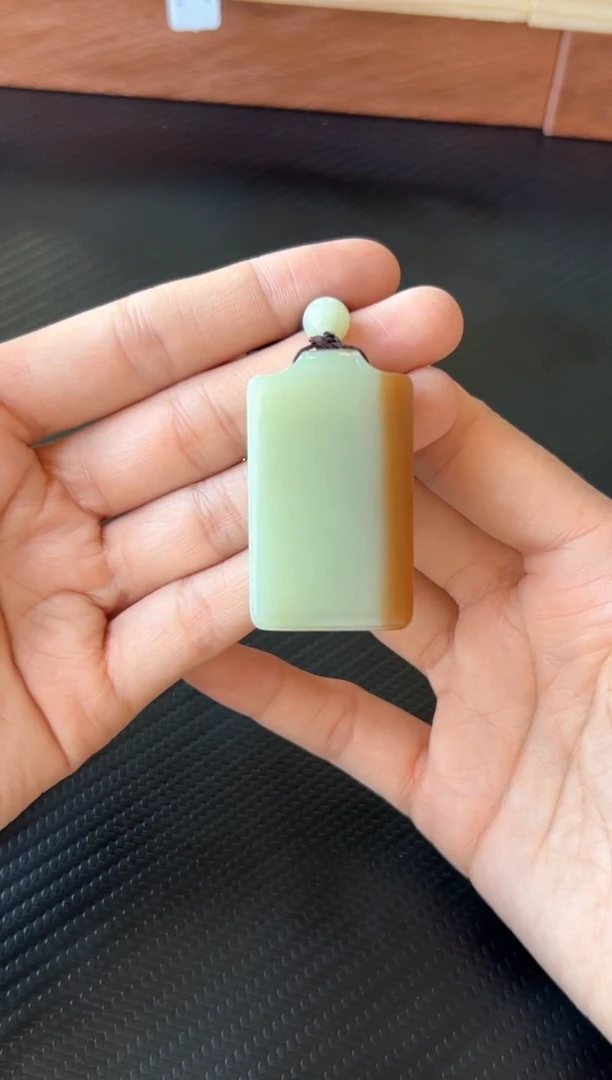 吊坠(赠链)未镶嵌和田玉 若羌微色差 吊坠